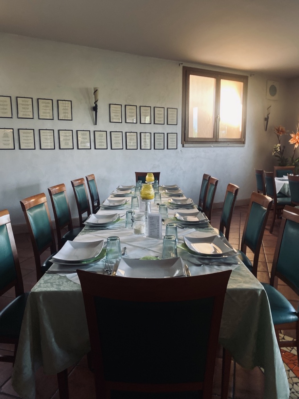 Sala interna con quadri