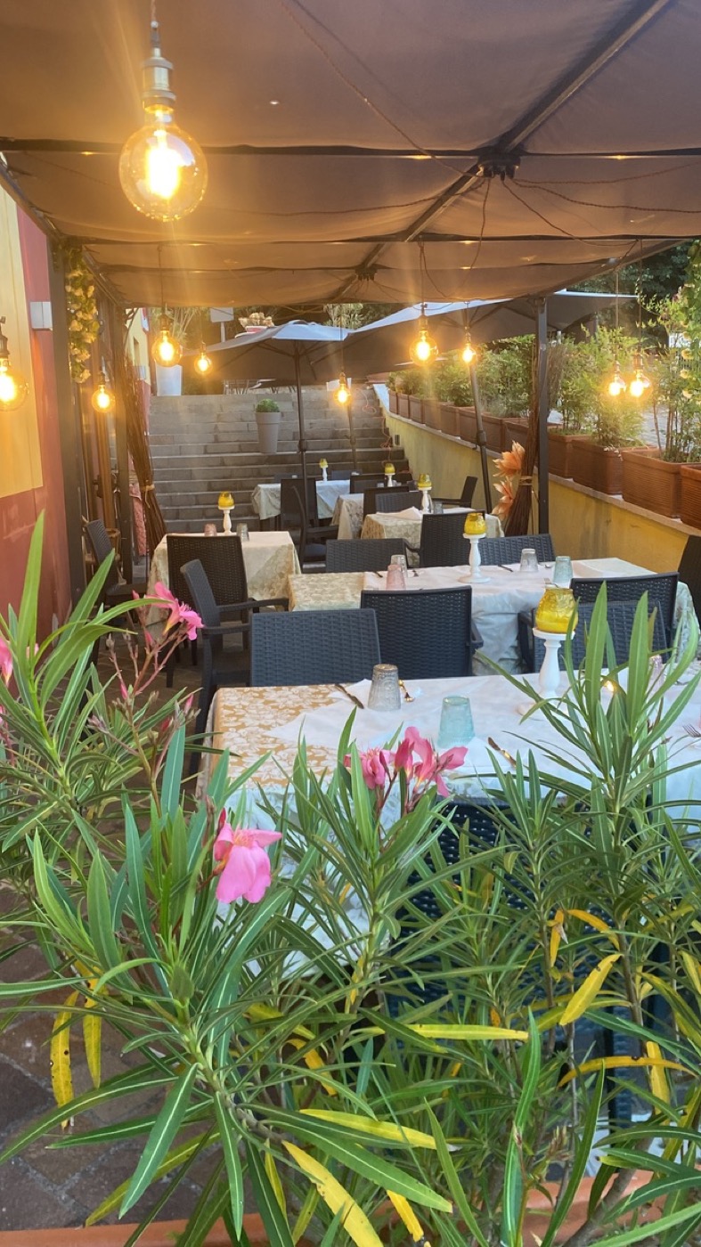 Terrazza serale con luci